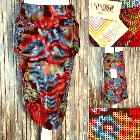 NWT LuLaRoe Cassie Skirt - Red & Blue Roses Sz S - Picture 1 of 8
